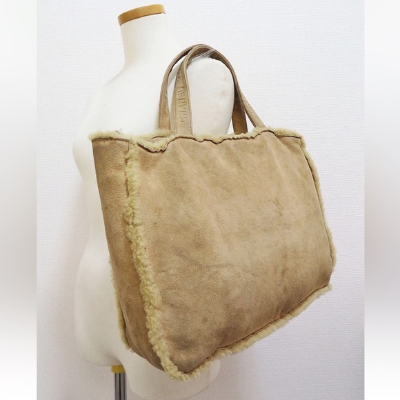CHANEL Beige Shearling Tote - Picture 8 of 16